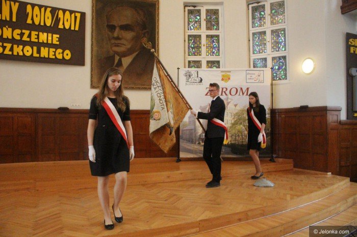 uczniowie-rozpoczeli-upragnione-wakacje-foto-69477