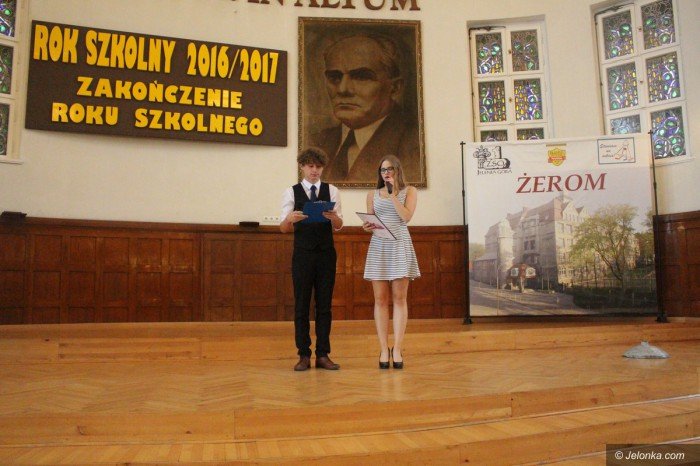 uczniowie-rozpoczeli-upragnione-wakacje-foto-69477