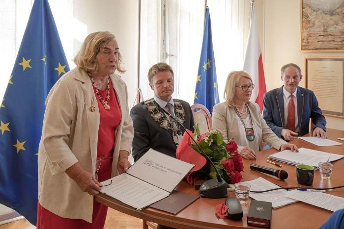 maria-nienartowicz-z-odznaka-zasuzony-dla-kultury-polskiej-foto-69636