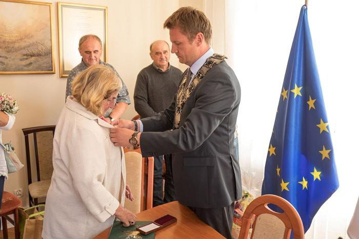 maria-nienartowicz-z-odznaka-zasuzony-dla-kultury-polskiej-foto-69636