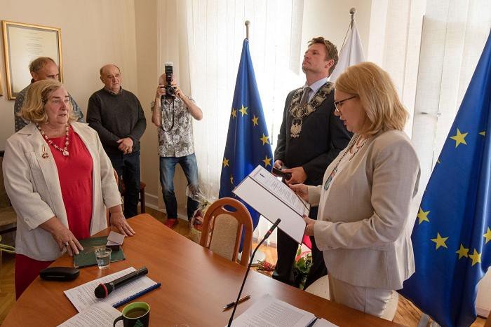 maria-nienartowicz-z-odznaka-zasuzony-dla-kultury-polskiej-foto-69636