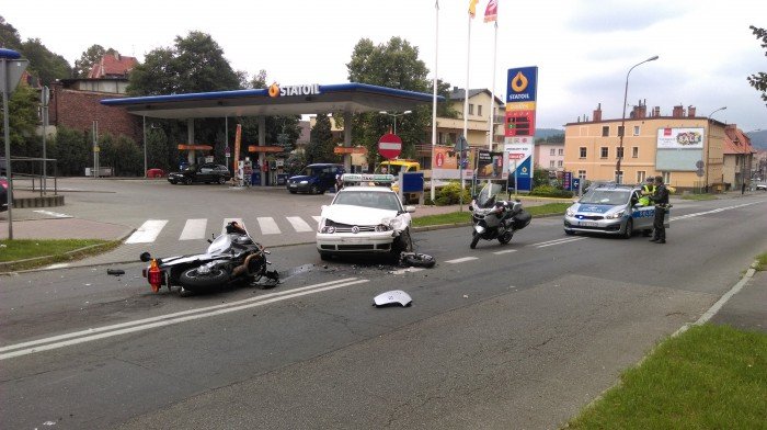 wypadek-na-sudeckiej-ranny-policjant-foto-69818