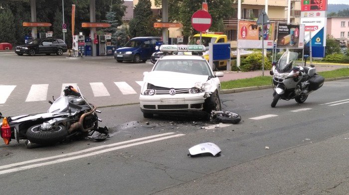 wypadek-na-sudeckiej-ranny-policjant-foto-69818