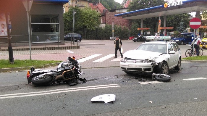 wypadek-na-sudeckiej-ranny-policjant-foto-69818