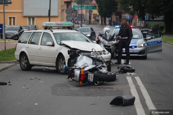 wypadek-na-sudeckiej-ranny-policjant-foto-69818