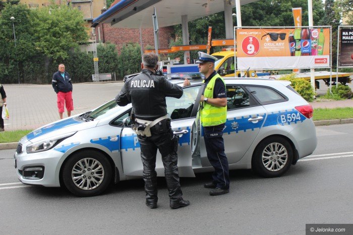 wypadek-na-sudeckiej-ranny-policjant-foto-69818