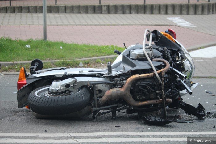 wypadek-na-sudeckiej-ranny-policjant-foto-69818