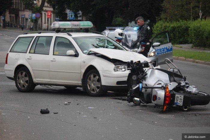 wypadek-na-sudeckiej-ranny-policjant-foto-69818