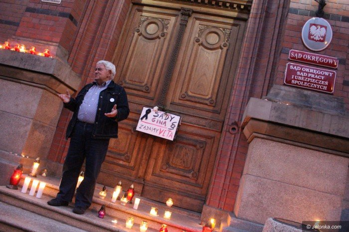 kod-ze-zniczami-pod-sadem-okregowym-foto-69852