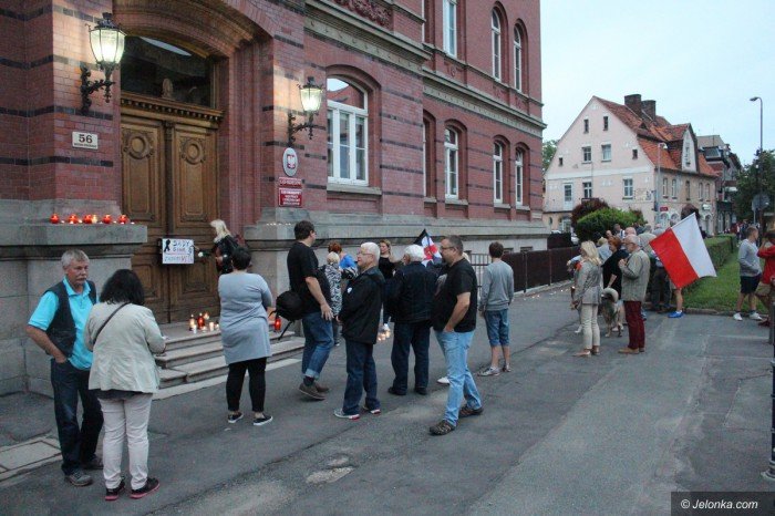 kod-ze-zniczami-pod-sadem-okregowym-foto-69852