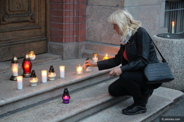kod-ze-zniczami-pod-sadem-okregowym-foto-69852