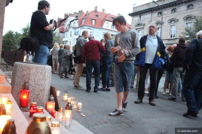 kod-ze-zniczami-pod-sadem-okregowym-foto-69852