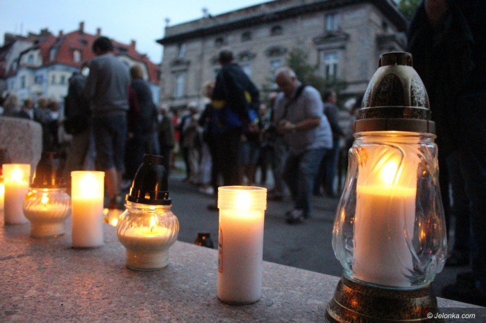 kod-ze-zniczami-pod-sadem-okregowym-foto-69852