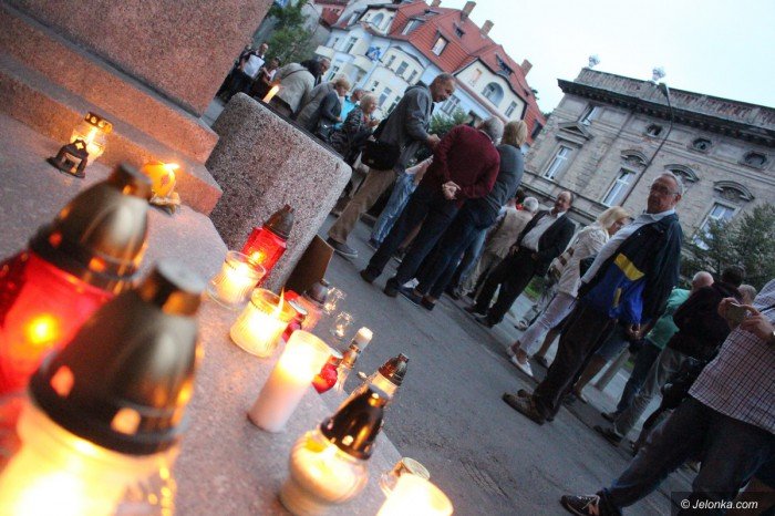 kod-ze-zniczami-pod-sadem-okregowym-foto-69852
