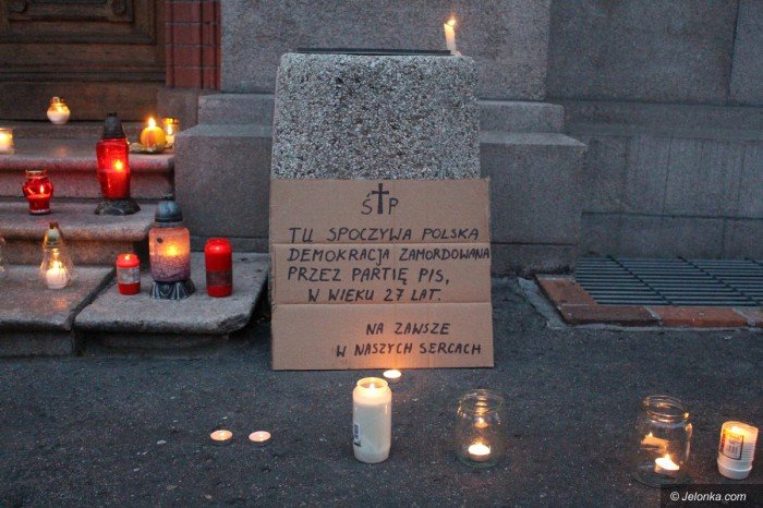 kod-ze-zniczami-pod-sadem-okregowym-foto-69852