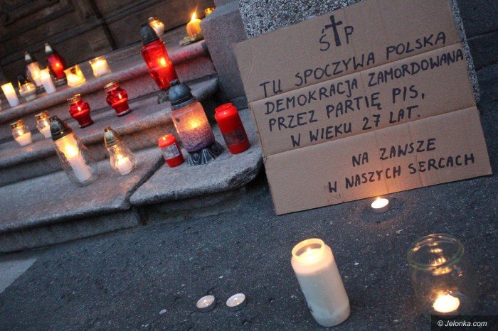 kod-ze-zniczami-pod-sadem-okregowym-foto-69852