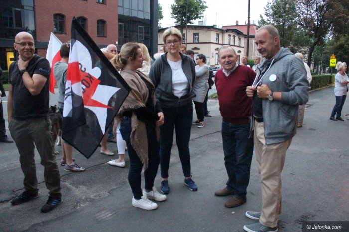 kod-ze-zniczami-pod-sadem-okregowym-foto-69852