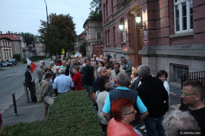 kod-ze-zniczami-pod-sadem-okregowym-foto-69852