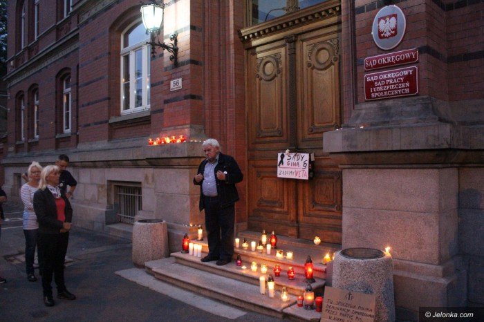 kod-ze-zniczami-pod-sadem-okregowym-foto-69852