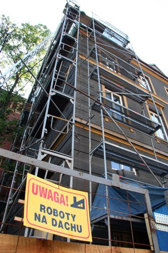 Obecnie trwa remont dachu budynku sądu okręgowego.