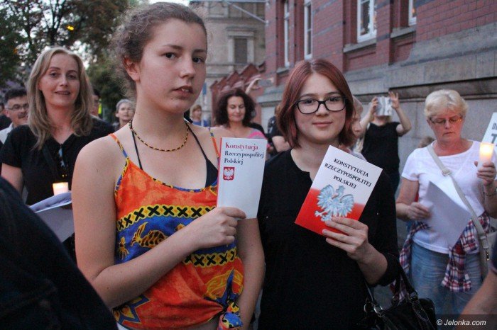 opozycja-nadal-protestuje-apeluja-o-weto-foto-69927