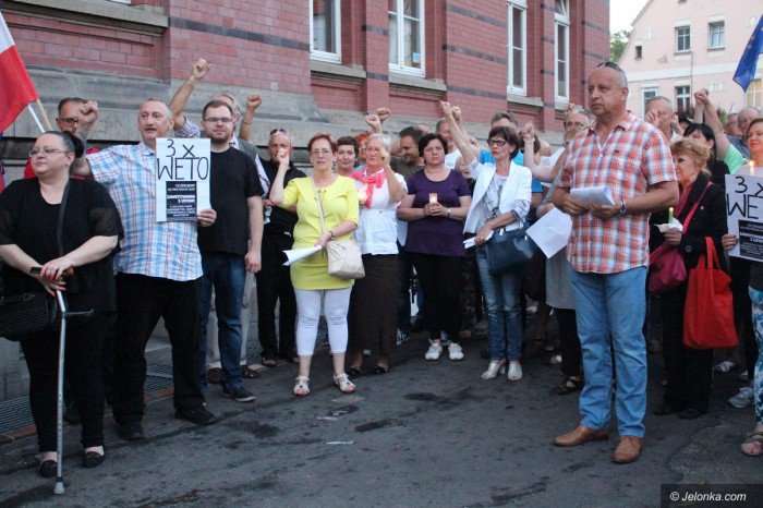 opozycja-nadal-protestuje-apeluja-o-weto-foto-69927