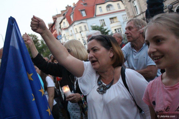 opozycja-nadal-protestuje-apeluja-o-weto-foto-69927