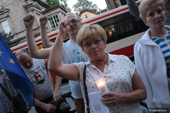 opozycja-nadal-protestuje-apeluja-o-weto-foto-69927