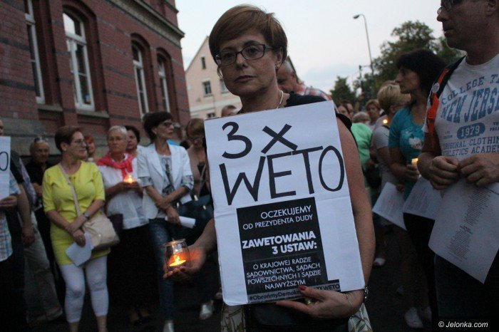 opozycja-nadal-protestuje-apeluja-o-weto-foto-69927