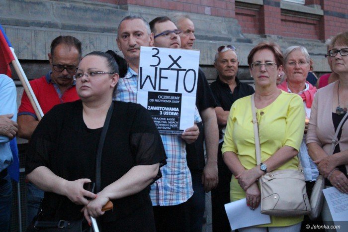 opozycja-nadal-protestuje-apeluja-o-weto-foto-69927