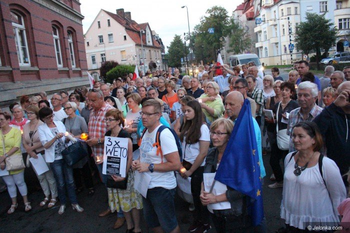 opozycja-nadal-protestuje-apeluja-o-weto-foto-69927