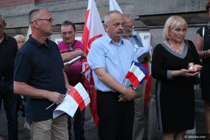 opozycja-nadal-protestuje-apeluja-o-weto-foto-69927