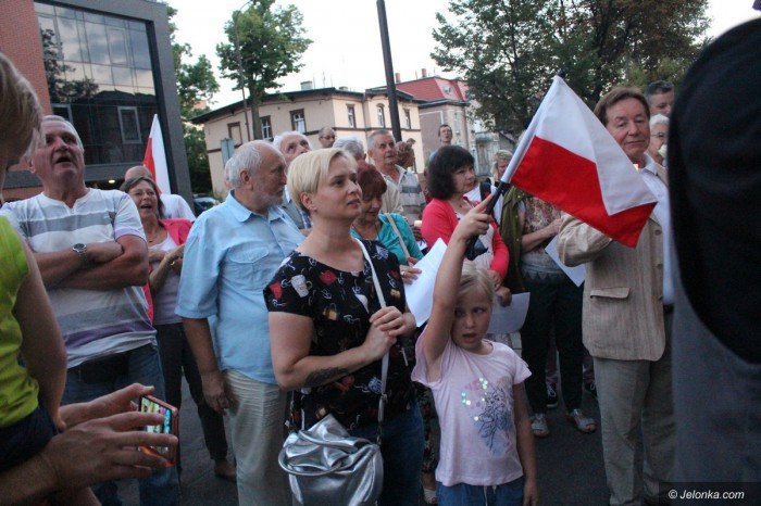 opozycja-nadal-protestuje-apeluja-o-weto-foto-69927
