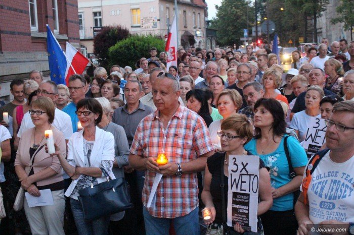 opozycja-nadal-protestuje-apeluja-o-weto-foto-69927