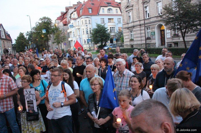 opozycja-nadal-protestuje-apeluja-o-weto-foto-69927