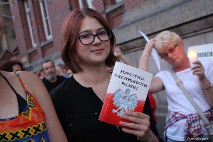 opozycja-nadal-protestuje-apeluja-o-weto-foto-69927