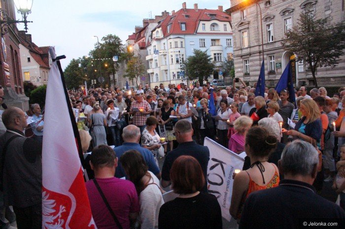 opozycja-nadal-protestuje-apeluja-o-weto-foto-69927