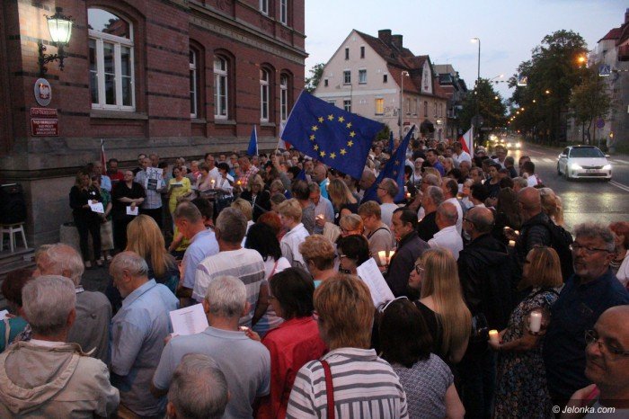 opozycja-nadal-protestuje-apeluja-o-weto-foto-69927