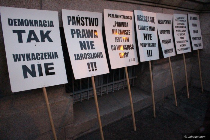 opozycja-nadal-protestuje-apeluja-o-weto-foto-69927