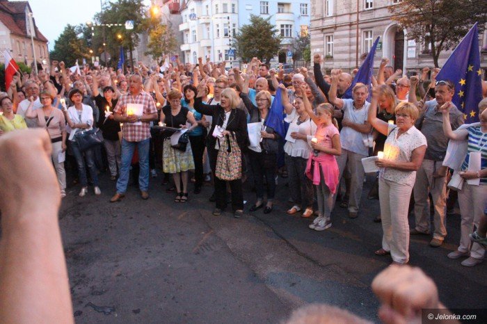 opozycja-nadal-protestuje-apeluja-o-weto-foto-69927