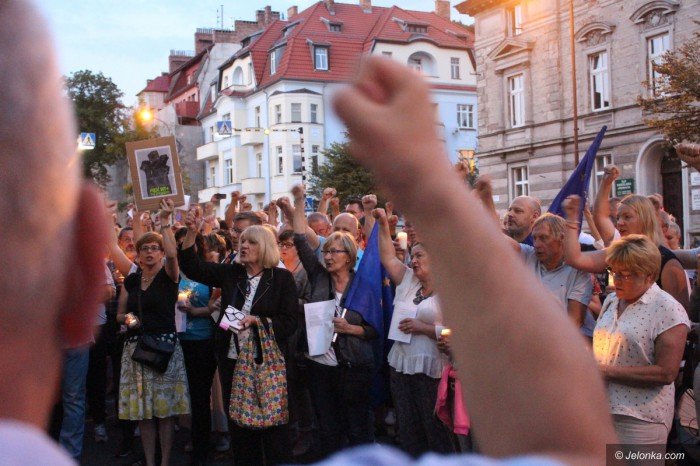 opozycja-nadal-protestuje-apeluja-o-weto-foto-69927