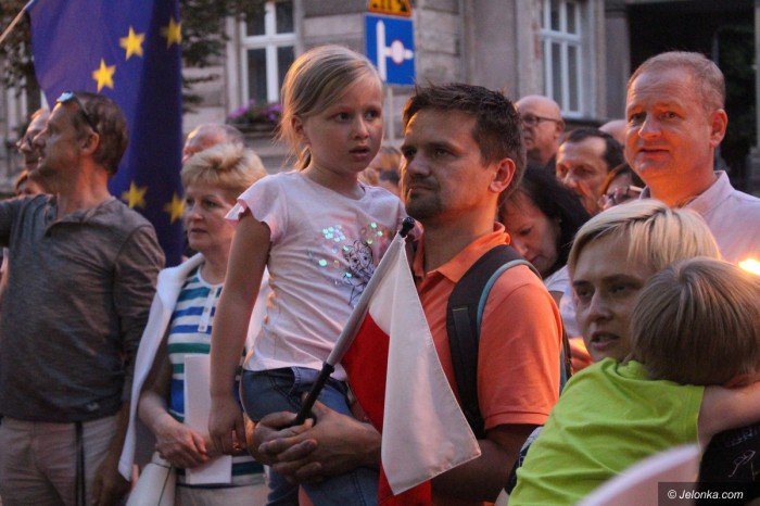 opozycja-nadal-protestuje-apeluja-o-weto-foto-69927