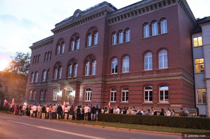 opozycja-nadal-protestuje-apeluja-o-weto-foto-69927