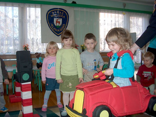 Dla przedszkolaków lekcja ze strażnikami to ciekawe doświadczenie.