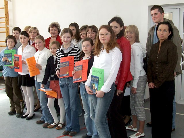 Wspólna fotografia zwycięzców w zmaganiach z poprawną pisownią.
