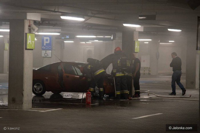 pozar-auta-na-parkingu-podziemnym-w-galerii-sudeckiej-foto-69971
