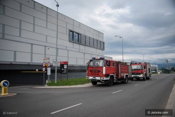 pozar-auta-na-parkingu-podziemnym-w-galerii-sudeckiej-foto-69971