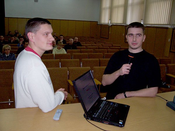 Jakub Pepłoński i Michał Skawiński szkolili grupę policjantów na temat przestępczości i oszustw w portalu internetowym Allegro