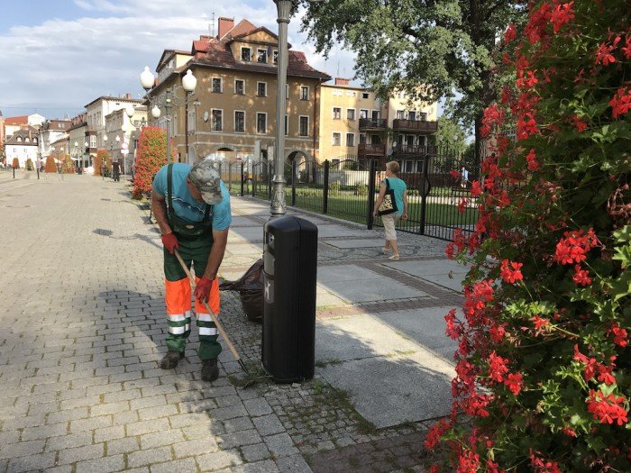 w-miescie-kosza-plewia-sprzataja-foto-70070