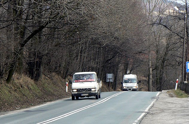 Stan oświetlenia okolicznych dróg jest kiepski.